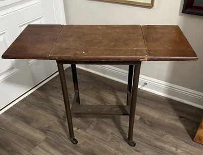 Máquina de escribir de metal vintage soporte de hoja caída con ruedas base de metal superior de madera Foto 1 de 4