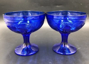 "Par de copas de vidrio azul cobalto con diseño de frutas y platos de helado cuencos de 5"" de alto" - Imagen 1 de 4