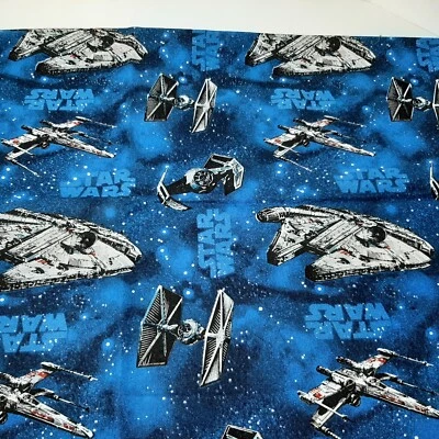 Tela de coser Halcón Milenario de 28” x 44” azul Star Wars Foto 1 de 4