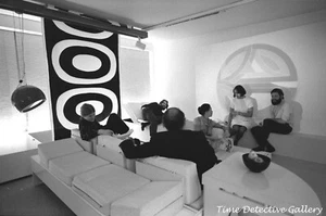 Eine urbane Wohnung von 1969 mit modernen Möbeln - Vintage Fotodruck - Bild 1 von 1