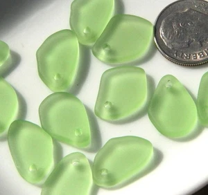 Mezcla de cuentas colgantes "MINI" formadas sin plano, peridoto con acabado mate, 6 piezas - Imagen 1 de 1
