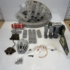 Lotto ricambi Star Wars 2004 Hasbro Millennium Falcon: scialuppa di salvataggio, carrello di atterraggio, altro - Foto 1 di 3