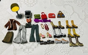 Vintage Bratz Paket Kleidung Schuhe Stiefel Geldbörsen Stuhlbürsten Radio Lautsprecher *LESEN* - Bild 1 von 7