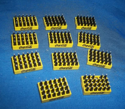 Lote de 11 Mini Cajas de Coca Cola con 24 Botellas de Coca Cola en Azul Foto 1 de 2