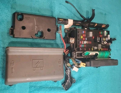 ✅️ 02 03 04 05 Chevy Trailblazer GMC Envoy BCM y caja de panel de fusibles trasero debajo del asiento Foto 1 de 4