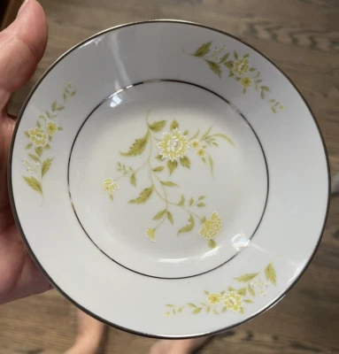 Juego de 4 platos de ensalada Noritake Laura #2694 amarillo floral porcelana fina Foto 1 de 3