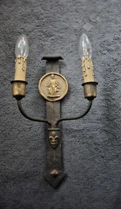 Alter Wandkerzenleuchter mit Französischer LILIE, Heiligen Medaillion, Eisen, - Bild 1 von 2