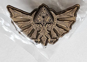 The Legend of Zelda Skyward Sword Hyrule Crest Triforce Pin Nintendo 2011 - Picture 1 of 4