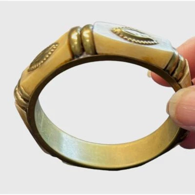 Pulseira de metal vintage incrustada de osso e tom de latão VGC 2 1/2" diâmetro - Imagem 1 de 4