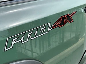 CALCOMANÍA NISSAN PRO-4X FABRICANTE DE EQUIPOS ORIGINALES - COMO SE VE EN LOS MODELOS FRONTERIER 2021-2023 - Imagen 1 de 5