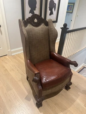 Cadeira de braço antiga de couro com destaque de madeira ornamentada - Imagem 1 de 4