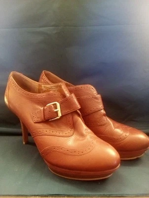 Zapatos de tacón alto Nine West con punta de ala superior de cuero marrón coñac 8 1/2 Foto 1 de 4