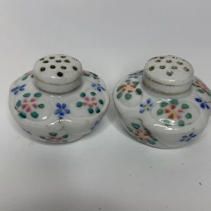 Par De Saleros Y Pimenteros De Colección Diseño Floral Festoneado Pintado A Mano - Imagen 1 de 5