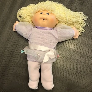 Hasbro First Edition 90er Jahre Cabbage Patch Puppe blondes Garn blaue Augen - Bild 1 von 3