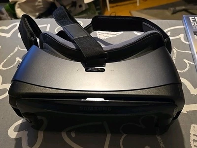 Samsung Gear VR with Controller Oculus Powered, Original Box Included - Image 1 of 4