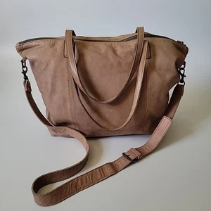 Borsa a tracolla Liebeskind Berlin marrone chiaro pelle morbida boho neutra oversize - Foto 1 di 19