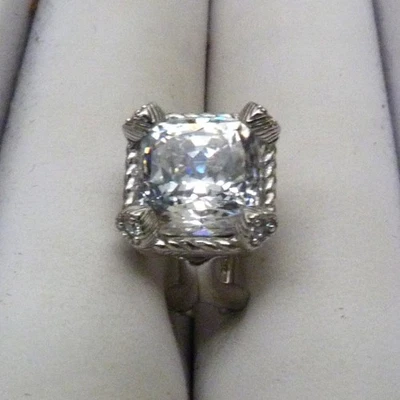 PENDIENTE OMEGA DE PLATA ESTERLINA DIAMONIQUE CUADRADO FACETA JUDITH RIPKA *ÚNICO* Foto 1 de 4