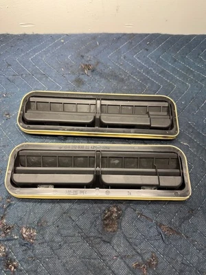 MERCEDES-BENZ CLS550 QUARTER AIR VENTS RH LH 2012-2018 A2128300242 OEM - Imagem 1 de 3