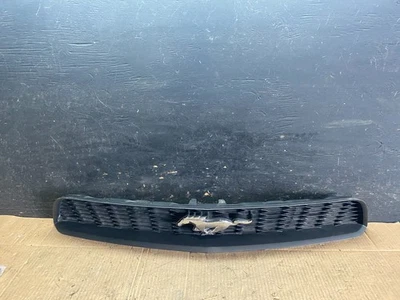 Parrilla superior delantera Ford Mustang 2005-2009 OEM R7912 DG Foto 1 de 4