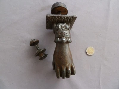 Ancien heurtoir en fonte , main baguée, complet - Photo 1/3
