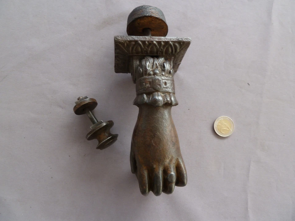 Ancien heurtoir en fonte , main baguée, complet - Photo 1/3