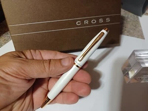 CRUZ CALAIS ROSA BLANCA Y BOLÍGRAFO DE ORO DE 23KT NUEVO REGALO DE MAMÁ ESPOSA - Imagen 1 de 5