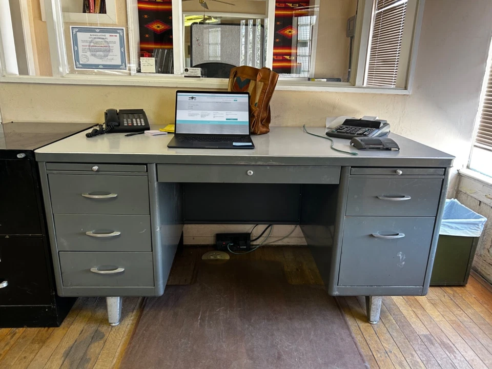 老式中世纪古董油罐车桌 — 第 1/1 张图片