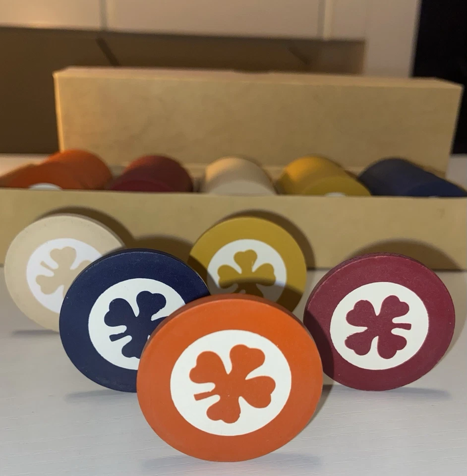 Fichas de póker trébol con incrustaciones de 1905.  Juego de 100.  Como nuevo. Foto 1 de 4