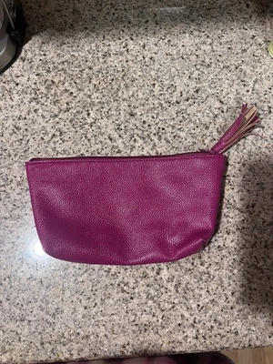 Bolso sin asas de cuero magenta vintage Neiman Marcus estuche de maquillaje con borla de cuero Foto 1 de 4