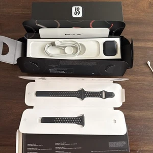 Apple Watch Nike Series 7 45mm Midnight Alum. Case (GPS + Cellular) (MKJL3LL/A) - Photo 1 sur 11