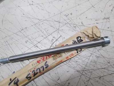 EJE DE RUEDA TRASERA CROMADO YAMAHA OEM - DT125/175 XT125/200 MX175 IT125 YZ100 RD60 Foto 1 de 4