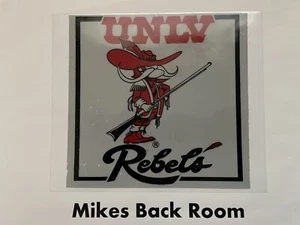 Vintage 80/90er UNLV REBELS College Reverse Static STICK-ONS Fenster Aufkleber Neu aus altem Lagerbestand - Bild 1 von 4