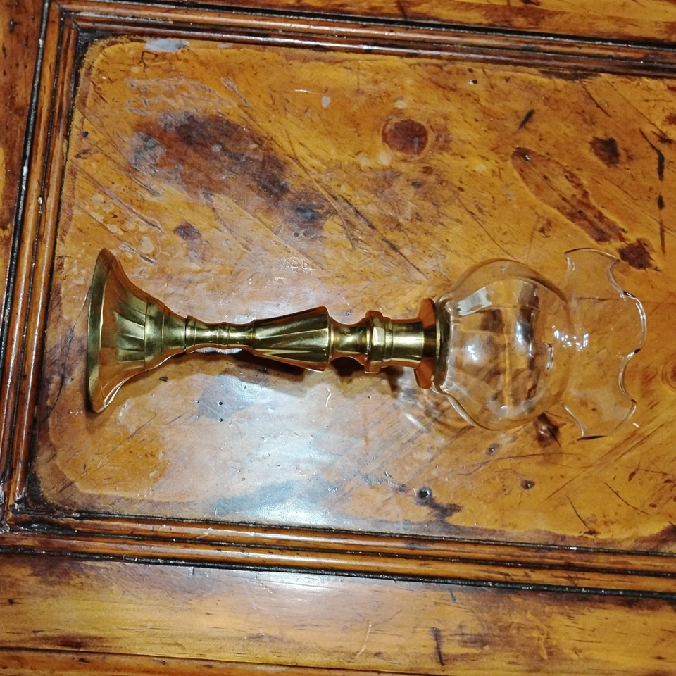 Candelabro votivo con base de latón Celeste vidrio transparente de colección alto con volantes usado en excelente estado Foto 1 de 4