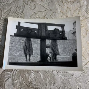 VINTAGE PHOTO Colonial Williamsburg Virginia B&W 1949 GAOL JAIL PILLORY WOMEN - Picture 1 of 2