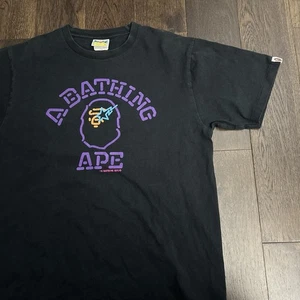 Camiseta universitaria clásica BAPE púrpura grande | A Bathing Ape - Imagen 1 de 9