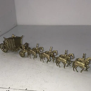 DIECAST ROYAL CARRIAGE 8 HORSES & 4 HORSEMEN DIE CAST ~ VINTAGE - Picture 1 of 8