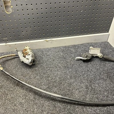 03-05 2003 KAWASAKI KX125 KX 125 MONTAJE DE FRENO DELANTERO OEM MASTER CALIPER LINE Foto 1 de 4