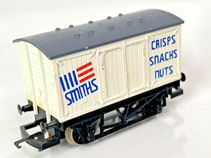 Hornby Railways OO Scale Box Car - Smiths Crisps Snacks Nuts - Picture 1 of 8