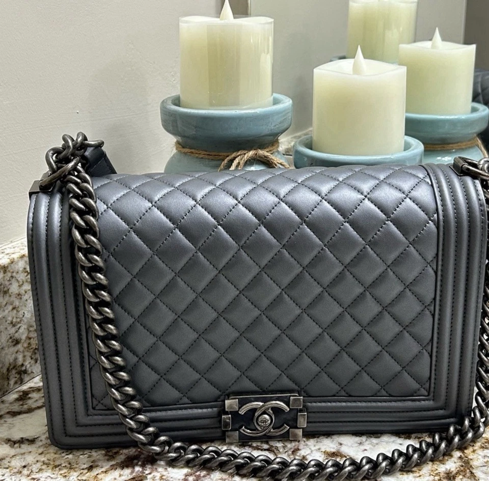 Bolsa CHANEL média menino linda usada estado autêntica - Imagem 1 de 4