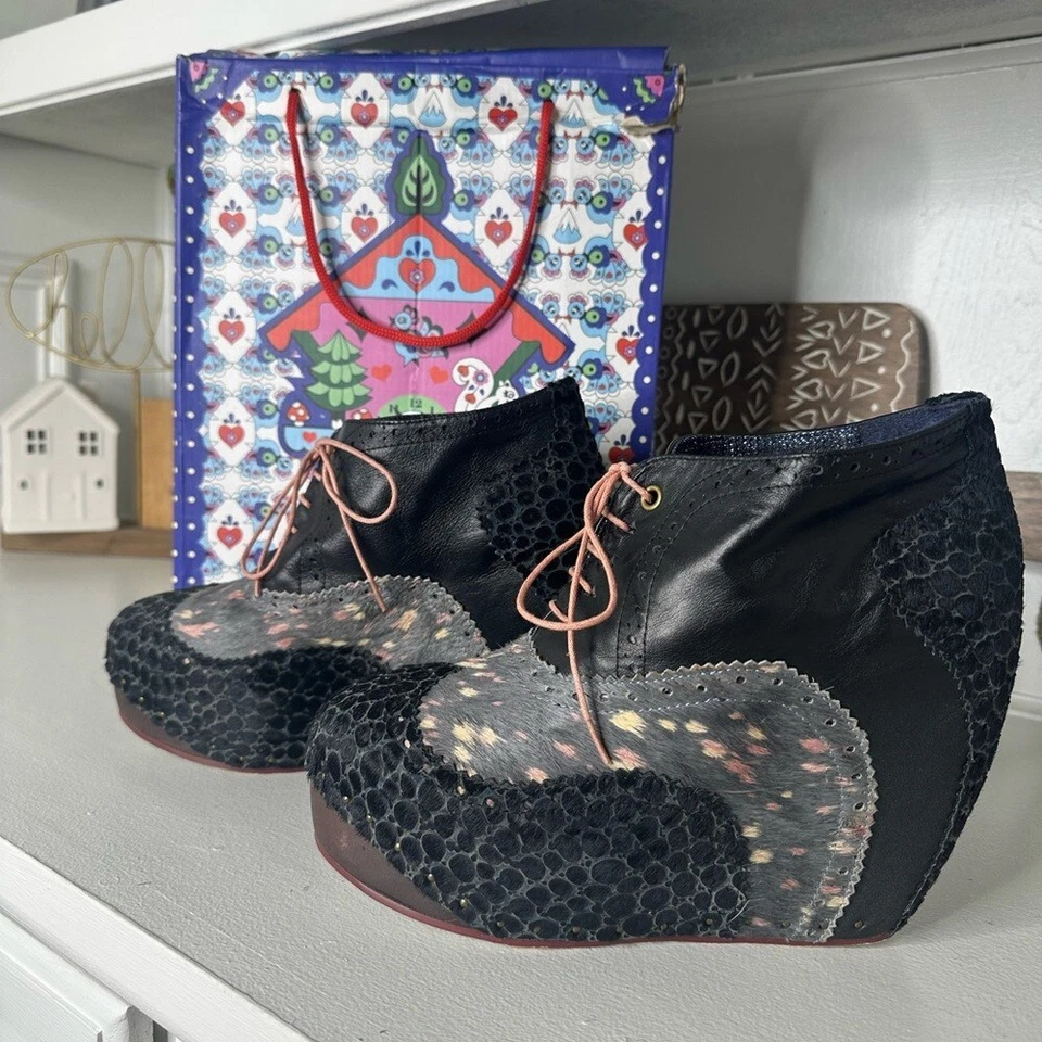 Irregular Choice What an Angel zapatos de cuña negros lavanda para mujer botines Foto 1 de 4