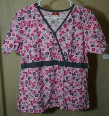 Top exfoliante Dickies S rosa mariposas y flores gris ribete buen estado Foto 1 de 4