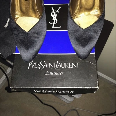 Salto agulha feminino Yves Saint Laurent vintage preto cetim tamanho 7 - Imagem 1 de 4