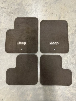 Tapetes de assoalho Jeep Compass Patriot 2007-2016 marrom bronzeado conjunto completo usado fabricante de equipamento original - Imagem 1 de 4