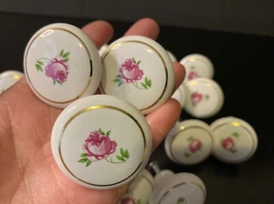 Paar Vintage runde weiße Porzellan handbemalte Rose Blumen Schubladenknöpfe mit Schrauben - Bild 1 von 9