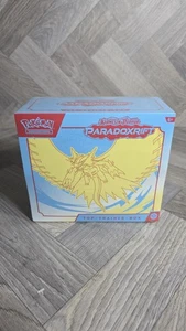 Pokémon Karmesin & Purpur - PARADOXRIFT Top-Trainer-Box Brandneu - Bild 1 von 6