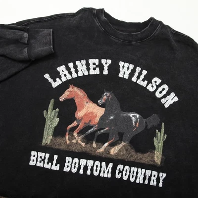 Sudadera para mujer Lainey Wilson grande negra con fondo de campana caballos de campo cuello redondo Foto 1 de 4