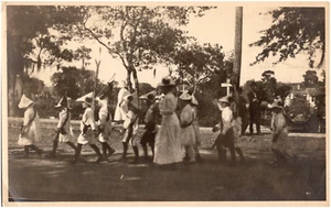 Kostümierte Kinder im historischen Straßenumzug Hüte & Fahnen 1910er Antik Foto - Bild 1 von 2