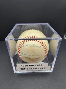 Roberto Clemente Autógrafo 1959 Equipo Piratas de Pittsburgh Firmado Béisbol JSA - Imagen 1 de 7