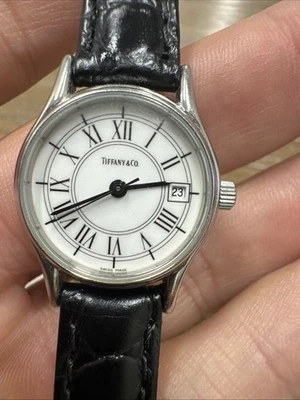 Reloj Tiffany & Co. Clásico Redondo Número Romano/Fecha Correa Negra con W02 Foto 1 de 4