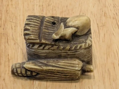 Ratón Netsuke japonés vintage tallado a mano de resina en cesta con figura de maíz firmada Foto 1 de 4